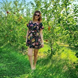 Floral Mini Dress w/ V-neck | Small